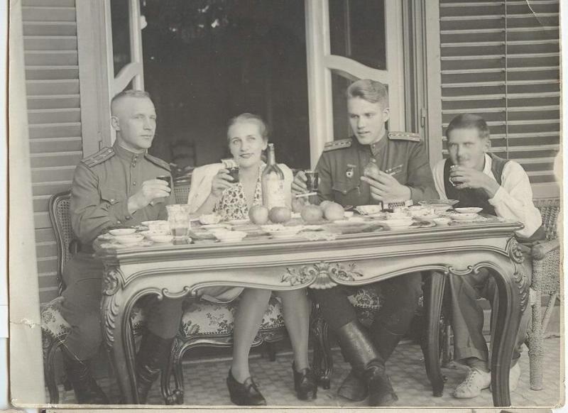 «За Победу!», 1945 год. Выставка «Застолье по-советски» с этой фотографией.