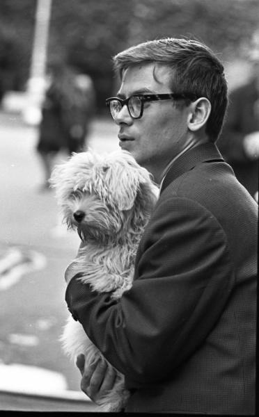 Мужчина с собакой, 1965 год, г. Ленинград. Выставка «"Каждой собаке – породистого хозяина!"» c этой фотографией.