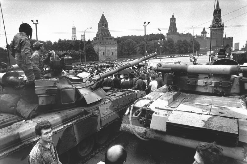 Август-91, август 1991, г. Москва. Видео&nbsp;«Раф Шакиров об августовском путче 1991 года» и&nbsp;выставка «Танки, еще танки, еще больше танков!» с этой фотографией. 