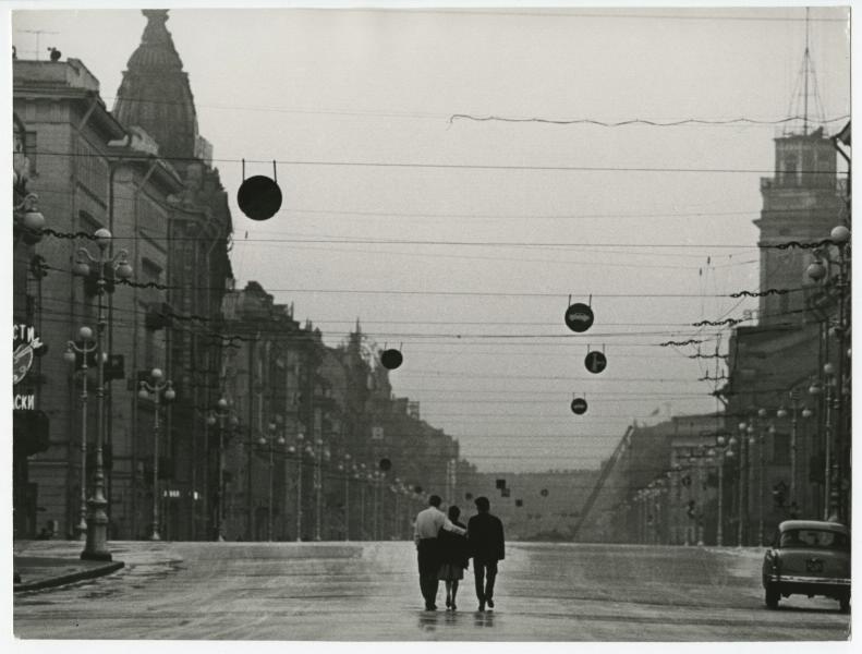 По Невскому проспекту, 1965 год, г. Ленинград. Выставка «Пустые улицы двух столиц» с этой фотографией.&nbsp;