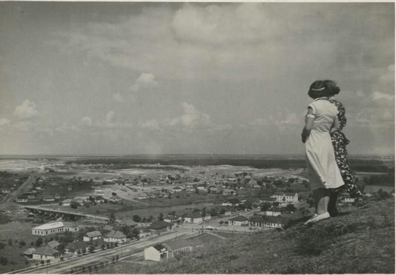 Две женщины над городом, 1935 - 1939, Украинская ССР. Выставка «Лето – это маленькая жизнь» и&nbsp;видео «Сергей Шиманский» с этой фотографией.