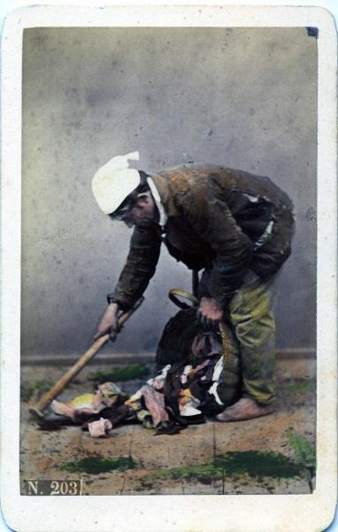 Мужчина с корзиной тряпья, 1880-е