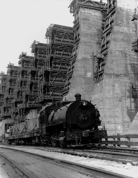 Строительство Днепрогэса, 1931 год, Украинская ССР, г. Запорожье. Выставка «История страны под стук колес» с этой фотографией.