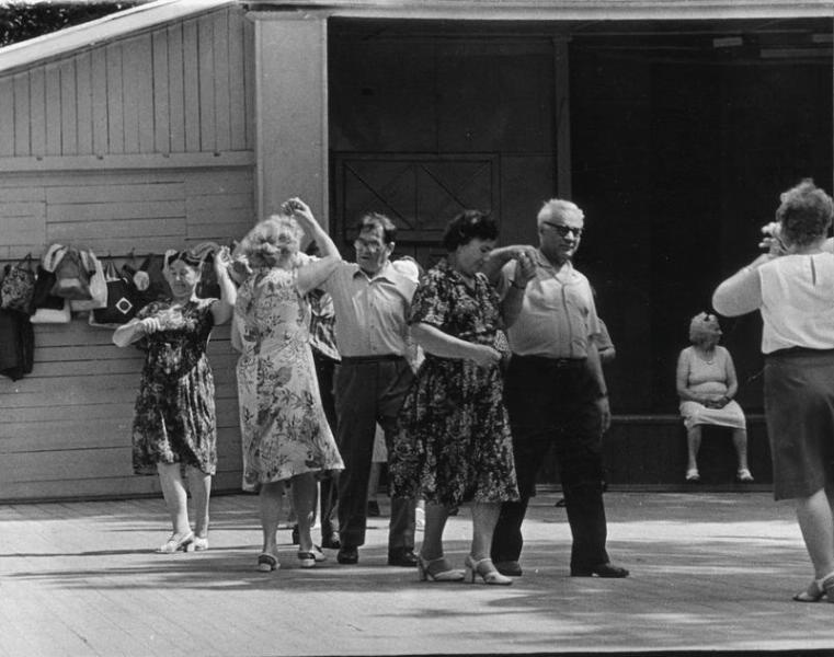Танцы пенсионеров. Останкинский парк, 1973 год, г. Москва. Выставка «10 фотографий: танцплощадки» с этим снимком.