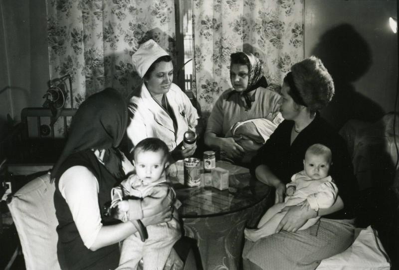 Матери с детьми на консультации у врача-педиатра, 1955 - 1965. Выставка «День матери» с этой фотографией.