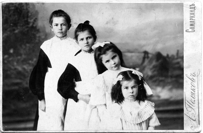 Портрет четырех сестер, 1909 - 1910, Туркестанский край, г. Самарканд. Видеовыставка «Домашняя наставница» с этой фотографией.&nbsp;