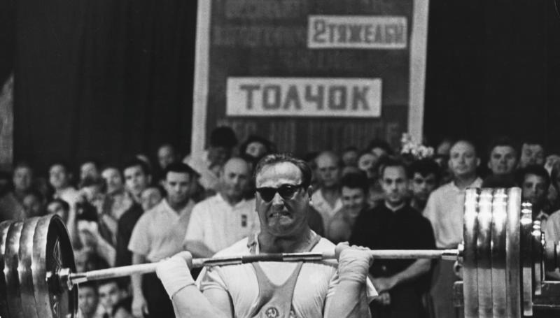 Штангист Юрий Власов, 1962 год. Выставка «О спорт – ты мир!» с этой фотографией.