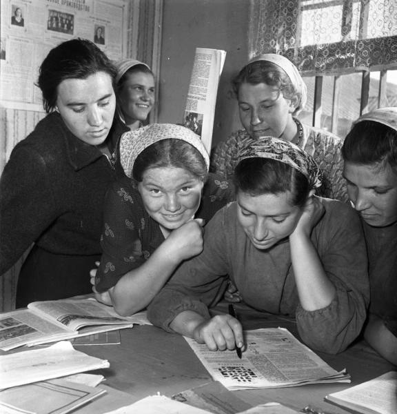 Доярки разгадывают кроссворд, 1957 год, Тамбовская обл., колхоз «Коминтерн». 