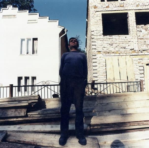 Рабочий около стройки, 1994 год, Республика Марий Эл, Горномарийский р-н, с. Емелево. 