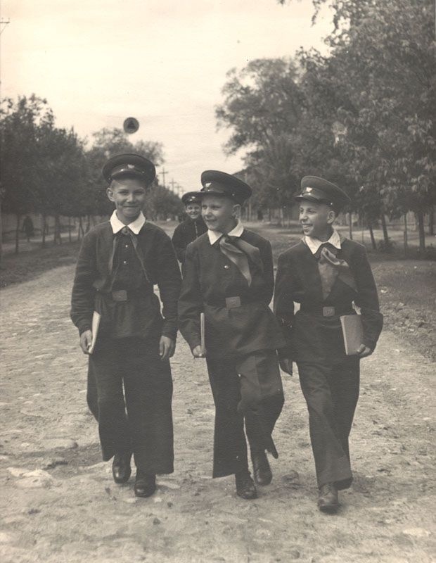 Школы 1950-1960. Сентябрь 1950. Сентябрь 1950. Фото самбатукская тридцатьчетверка вскоре после боя. Смешные фото с субботника.