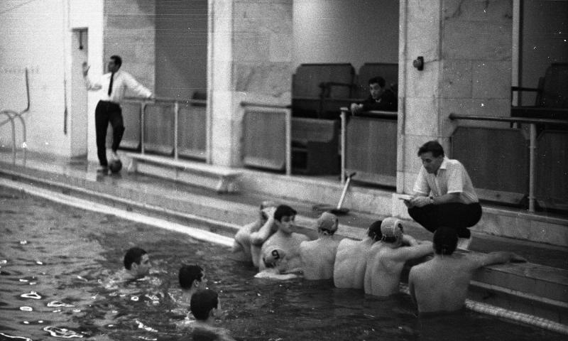 Бассейн. Тренер беседует с членами команды, 1963 - 1964, г. Москва