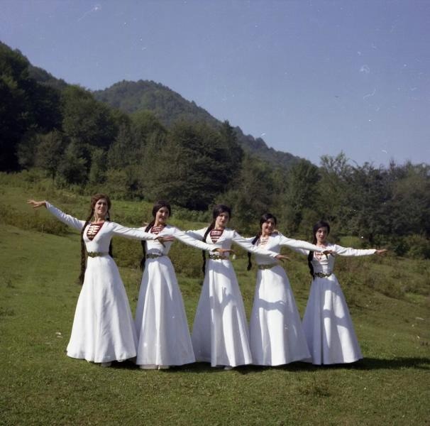 Чечено-Ингушский ансамбль танца, 1970-е, Чечено-Ингушская АССР. Выставка «Единство разнообразия» с этой фотографией.
