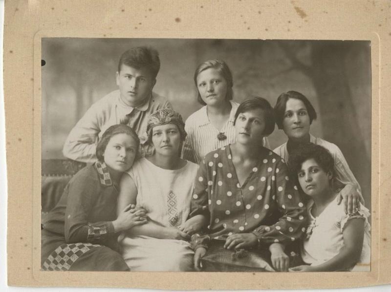 Потрет Лидии Петровны Шестаковой с коллегами по работе на Детской площадке поселка «Ильинское», 1930-е, г. Москва