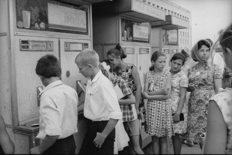 Перед автоматами с газированной водой, 1967 год, Волгоградская обл., г. Волжский. Выставки:&nbsp;«Очередное стояние. Очереди в СССР»,&nbsp;«С сиропом за 3 копейки» с этой фотографией. 