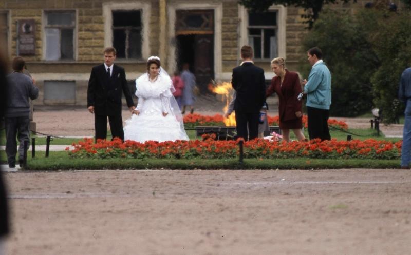 Жених и невеста с друзьями у Вечного огня на Марсовом поле, 1995 год, г. Санкт-Петербург