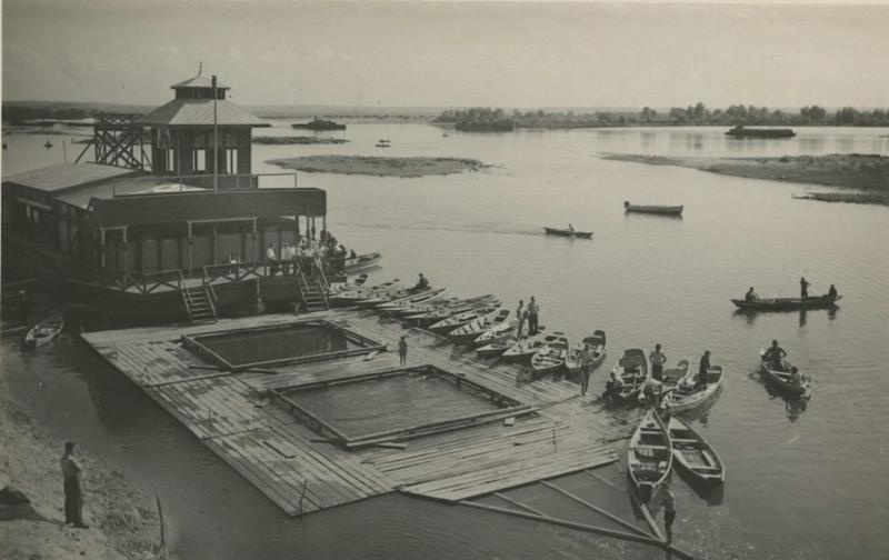 Водная станция клуба «Большевик», 1935 - 1939, Украинская ССР, г. Кременчуг. Выставка «Река Днепр» с этим снимком.&nbsp;