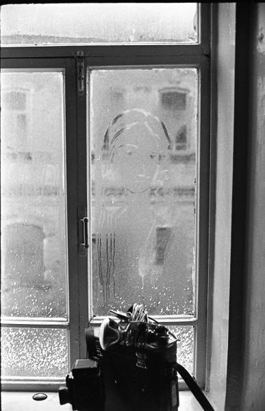 Окно, сентябрь - ноябрь 1975, Ивановская обл., пгт. Палех. Выставка «15 фотографий: территория окон» с этим снимком.