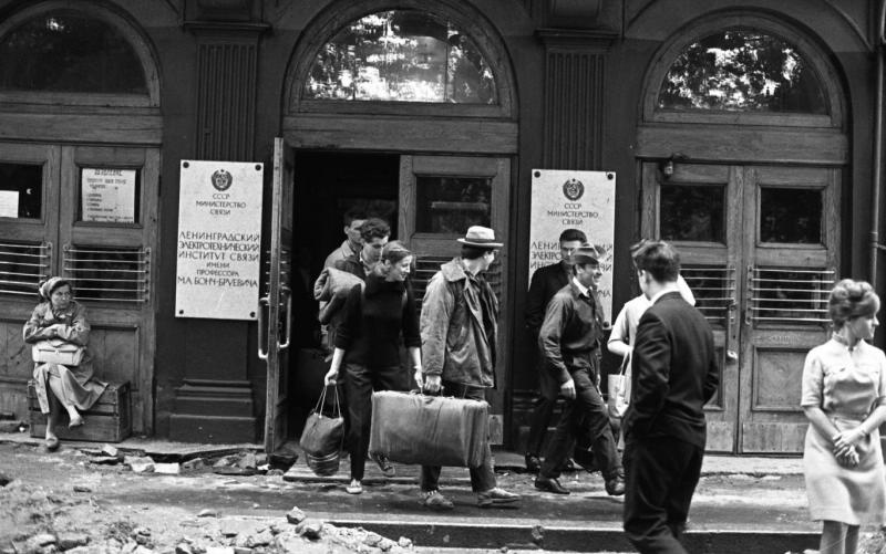 У дверей Ленинградского электротехнического института связи, 1965 год, г. Ленинград