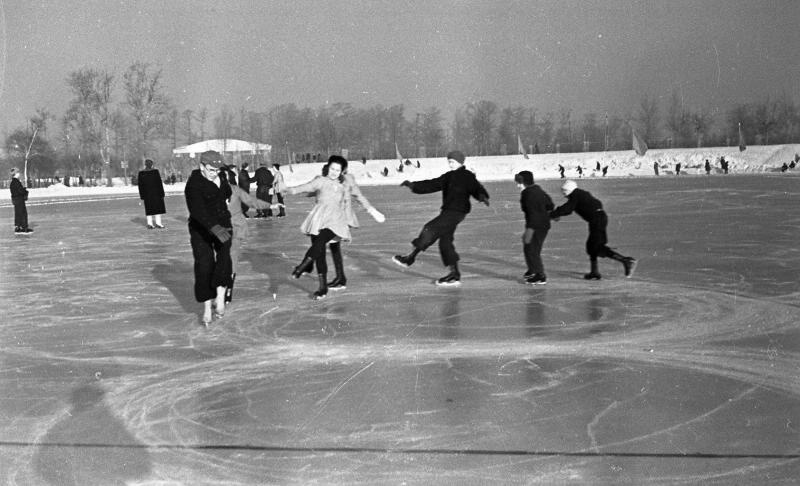 Юные фигуристы на катке московского стадиона Юных пионеров, 1947 год, г. Москва