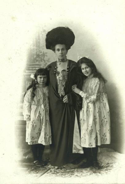 Зинаида Григорьевна Морозова с дочерьми Марией и Люлютой, 1900 - 1903. Супруга и дочери Саввы Тимофеевича Морозова.