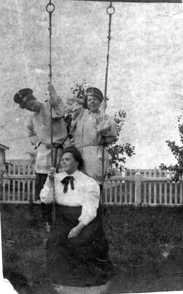 Трое женщин на качелях, 1910-е. Выставка «На качелях» с этой фотографией.