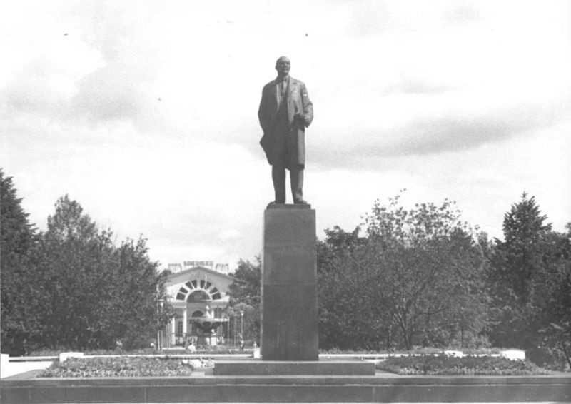 Памятник Владимиру Ленину на площади пл. Металлургов, 1964 год, г. Череповец. Памятник установили в 1963 году. Скульптор В. Цигаль.