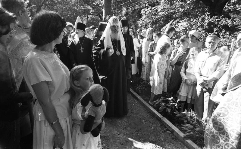 Патриарх Алексий II на церемонии открытия памятника великой княгине Елизавете Федоровне, 24 августа 1990, г. Москва