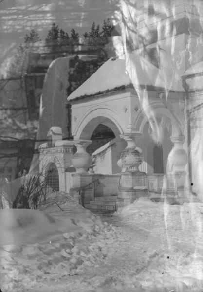 Вид на крыльцо Спасо-Преображенской церкви в Лукино (Переделкино), 1920-е