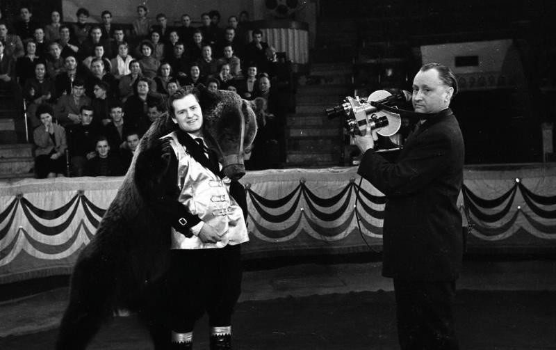 Дрессировщик Иван Кудрявцев с медведем Гошей и кинооператор, 1959 год, г. Москва. Выставка «За кадром» с этой фотографией.
