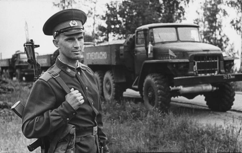 Охрана колонны автомашин. Часовой комсомолец гвардии рядовой Петр Крамаренко, 1980-е