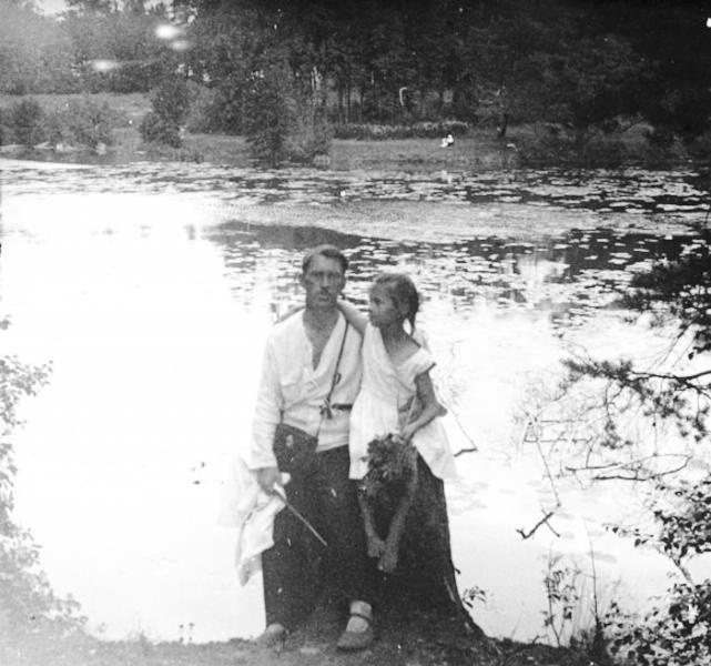Иван Васильевич Авдонин с дочерью, 1910-е. Выставка «Дача, прощай!» с этой фотографией.