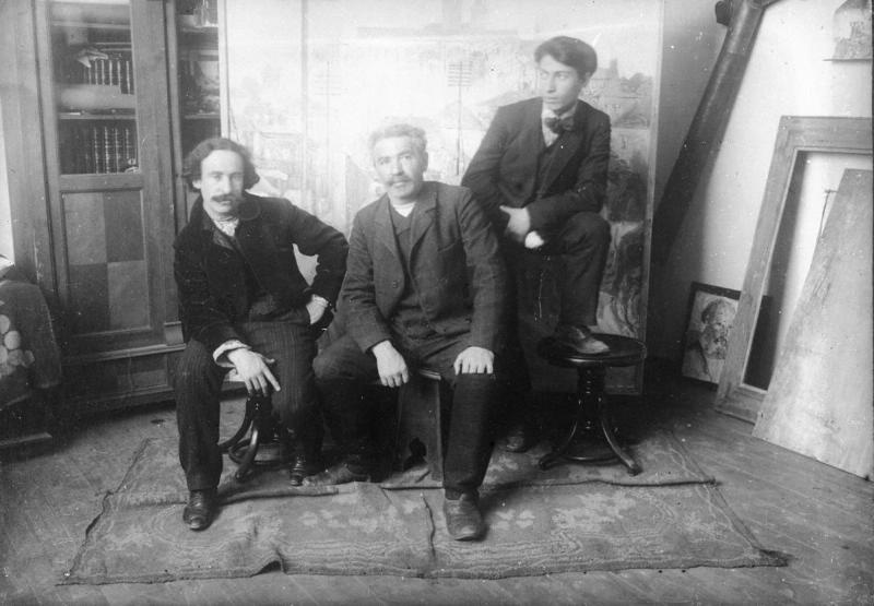Трое мужчин в художественной мастерской, 1913 - 1917. Из архива семьи Раутенштейнов. Справа – художник Натан Альтман.