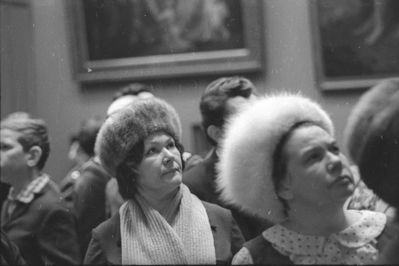 Посетители в Третьяковской галерее, 1970-е, г. Москва. Выставка «Пойдем в музей?» с этим снимком.