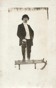 Мужчина с санками, 1912 - 1917. Выставки&nbsp;«Рождественское настроение»,&nbsp;«Дореволюционная Россия: досуг, игры, спорт и зрелища» и «Санки. Зимнее развлечение не только для детей» с этой фотографией.