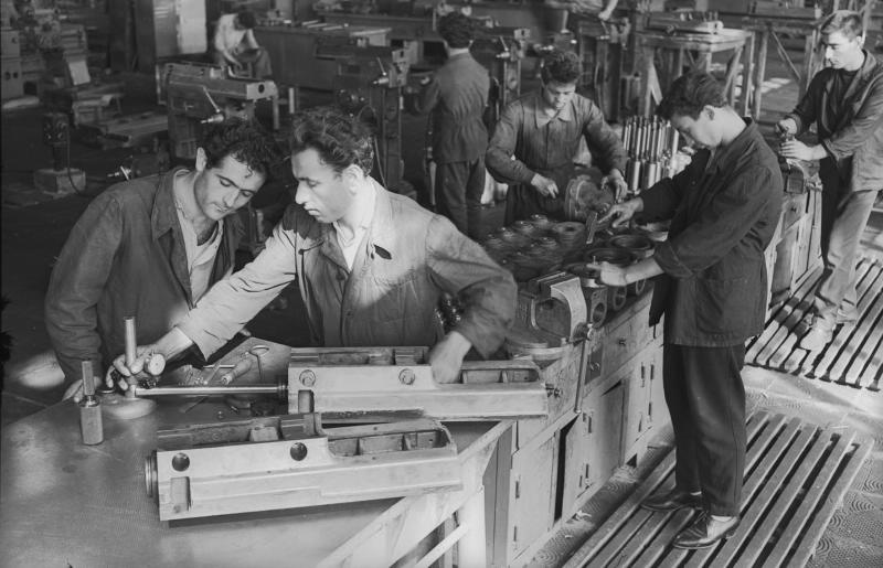 В цеху завода фрезерных станков, 1955 - 1965, Армянская ССР, Ереван. Работники завода собирают детали в цеху по производству фрезерных станков.