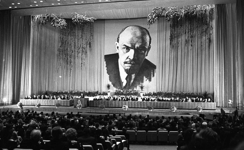 Торжественное заседание, 1970-е, г. Москва. Выставка «Монументальный фон» с этой фотографией.