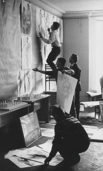 «Студенты 5-го курса отделения художественной керамики готовятся к очередному просмотру своих работ», январь 1969, г. Москва. Из серии «МВХПУ, бывшее Строгановское училище».