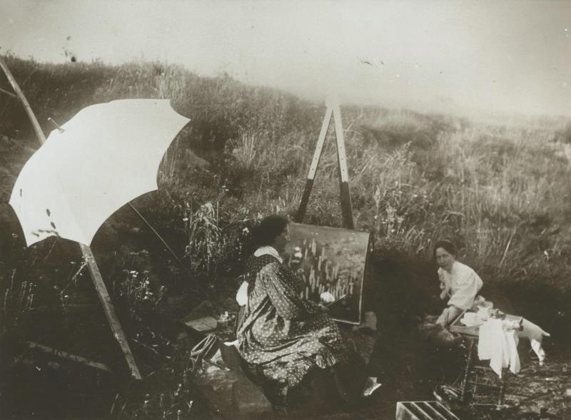 А. Тимофеева в Некрасове, 1900-е, дер. Некрасово. Выставка «Художник за работой» с этой фотографией.