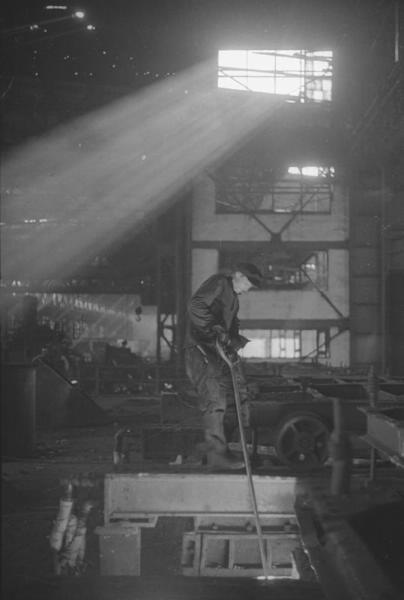Обжимно-заготовочный цех. Сварщик наблюдает за накалом болванки, 1937 год, г. Магнитогорск