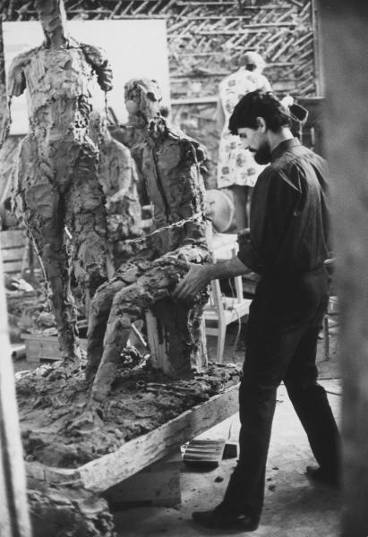 Студент МВХПУ в скульптурной мастерской, январь 1969, г. Москва. Из серии «МВХПУ, бывшее Строгановское училище».