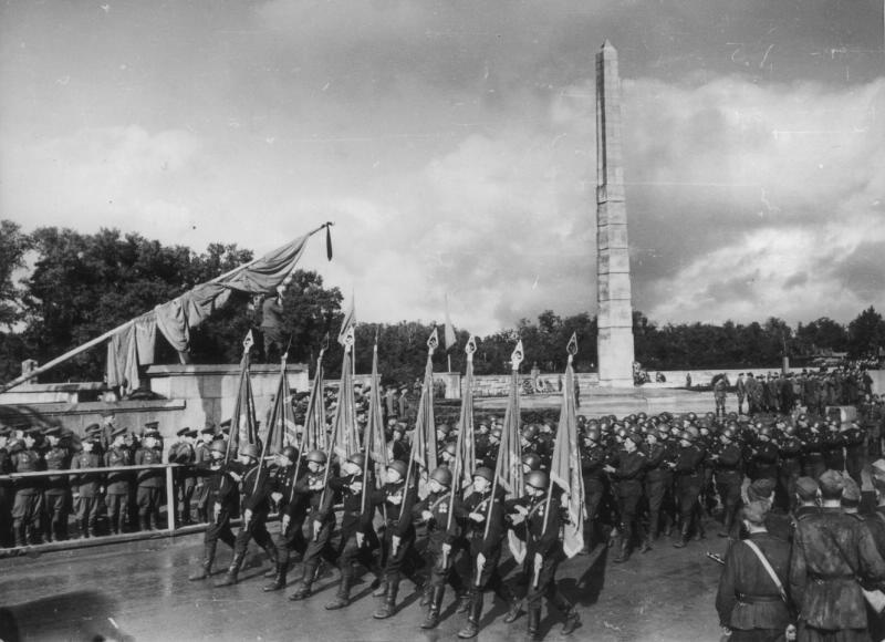 30 сентября 1945 года. Открытие памятника Героям-гвардейцам, павшим при штурме города и крепости Кенигсберг, 30 сентября 1945, г. Кенигсберг. С 1946 года – Калининград.