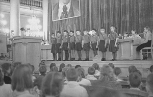 Выступление октябрят на Слете пионеров в Колонном зале Дома Союзов, 1942 год, г. Москва. Выставка «Октябрята» с этой фотографией.