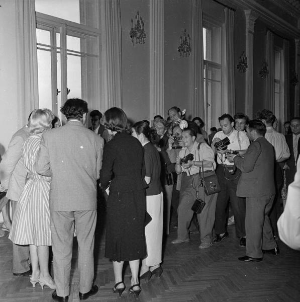 Фотографы, гости и участники I Московского международного кинофестиваля в фойе, 3 - 17 августа 1959, г. Москва