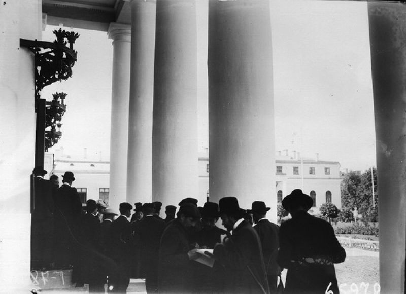 Группа членов Государственной Думы I-го созыва перед началом заседания, 27 апреля 1906, г. Санкт-Петербург