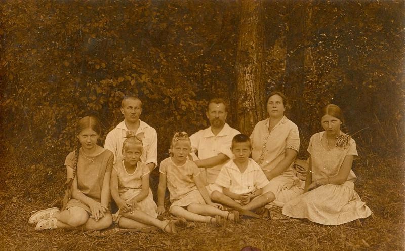 Семейный портрет на траве, 1920-е