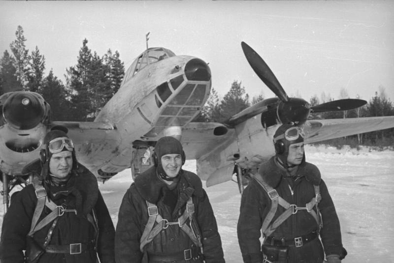 Три летчика (один из них герой Советского Союза Алексей Гаранин) на фоне самолета-бомбардировщика Пе-2, 1 января 1943 - 28 июня 1943