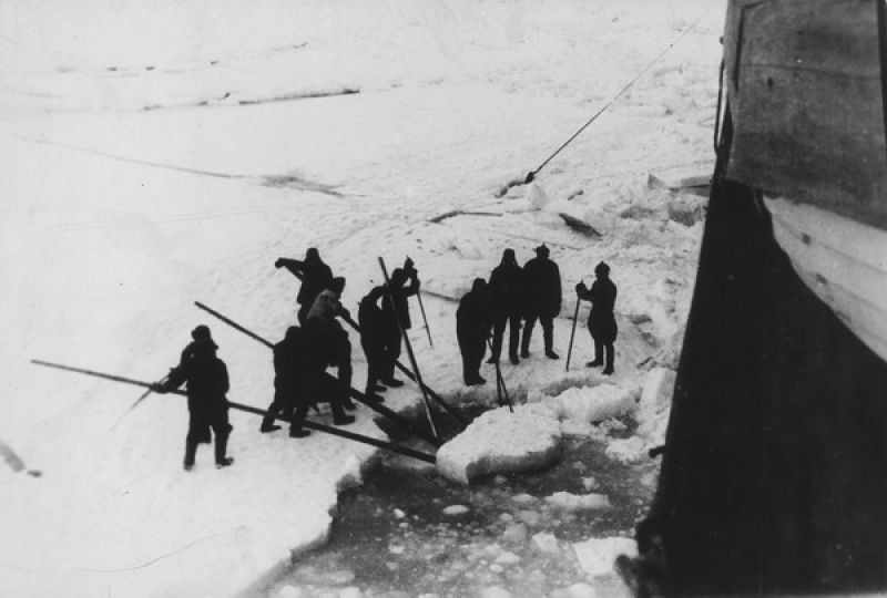 Обкалывание льда вокруг парохода «Смоленск», 1934 год. Из семейного архива Джеммы Микоша.Видеовыставка «Владислав Микоша» с этой фотографией.