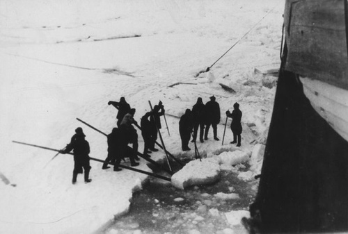 Обкалывание льда вокруг парохода «Смоленск», 1934 год