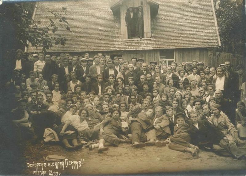 Групповой портрет участников экскурсии в «Сарай Ленина», 1933 год