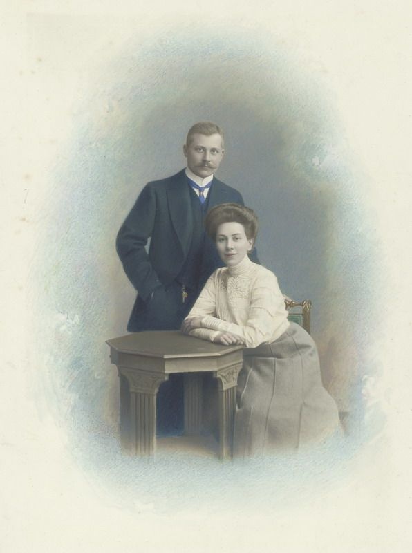 Портрет супружеской пары (супруга – урожденная Тютчева), 1900-е. Соленая бумага. Раскрашенная фотография.